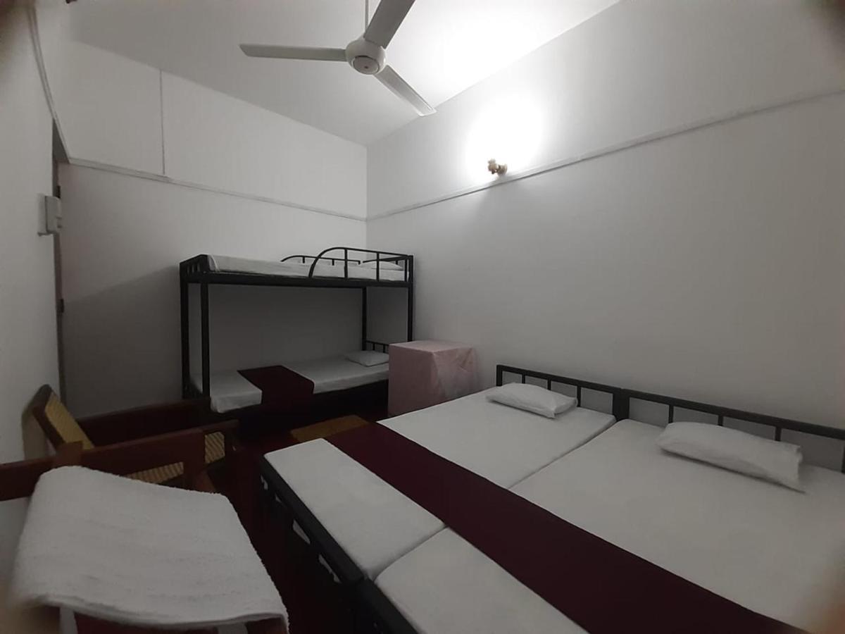 Lazy Bear Best Hostel In Канди Экстерьер фото