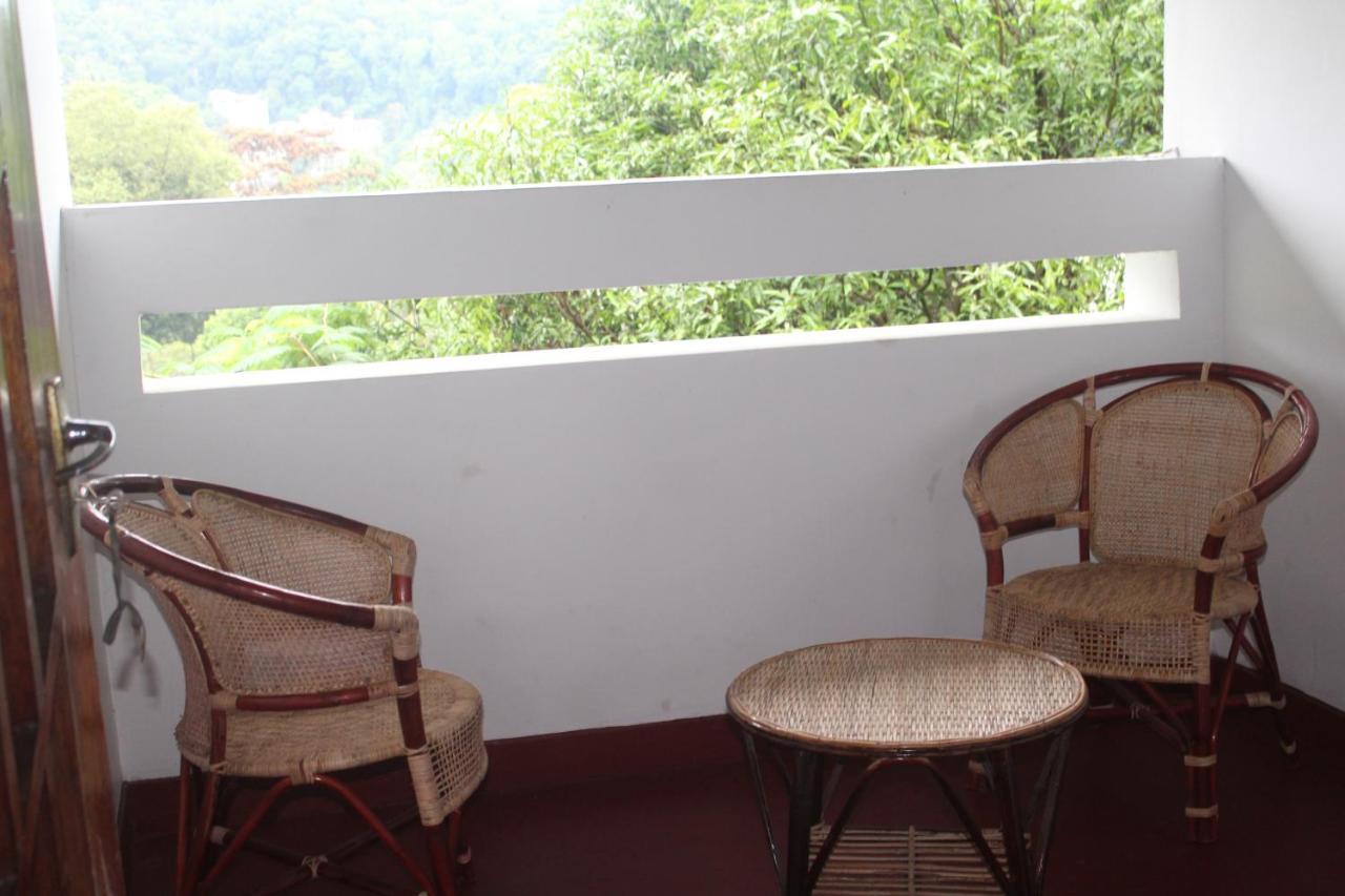 Lazy Bear Best Hostel In Канди Экстерьер фото
